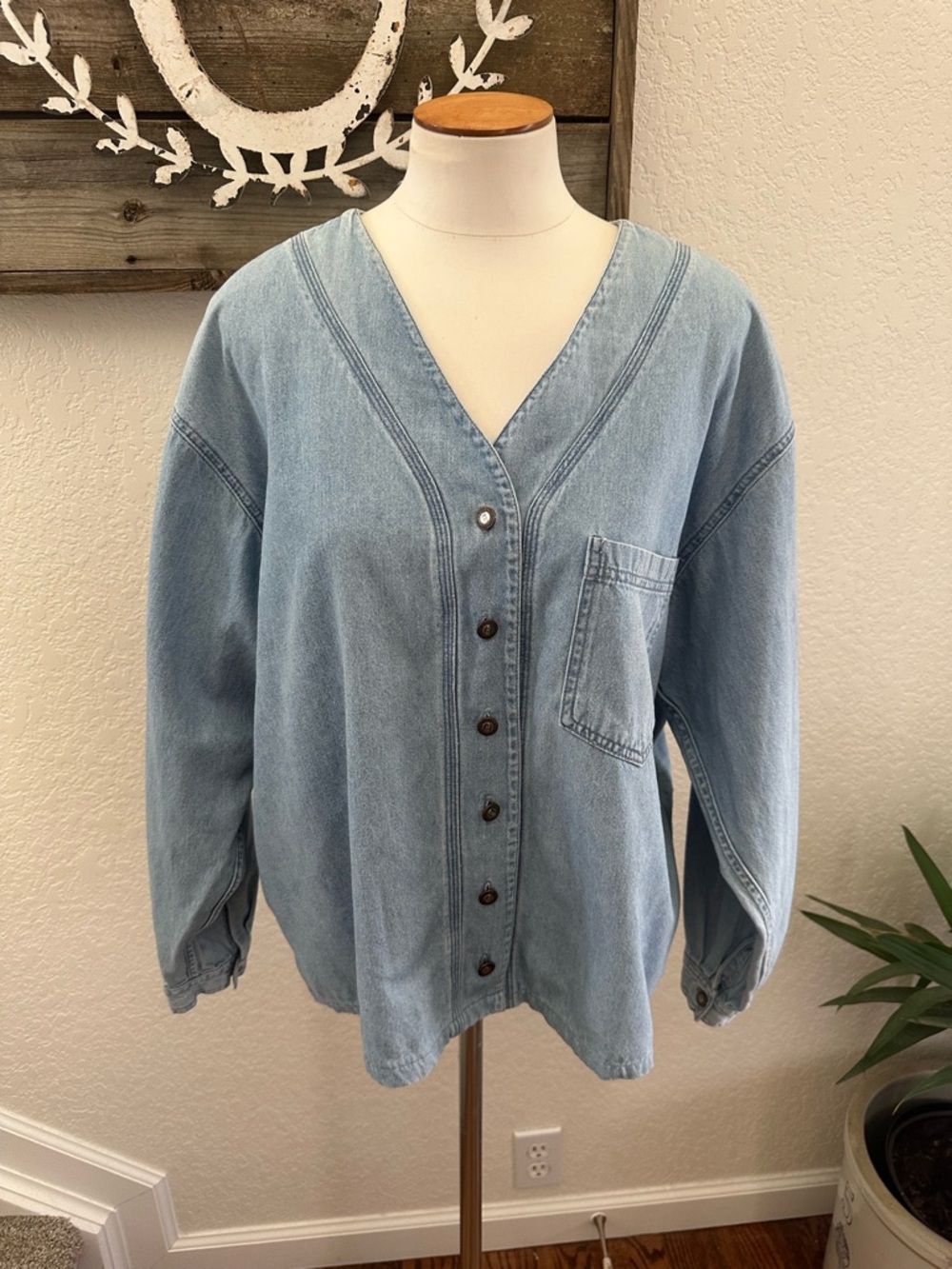 VTG Express Light Wash Denim Chambray Button-Up V-Neck Shirt Jacket size L